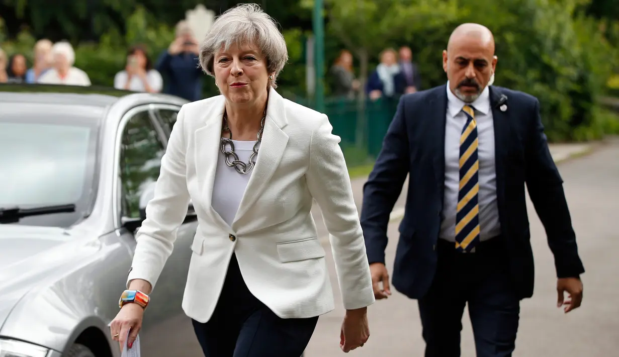 PM Inggris Theresa May mendatangi TPS Kota Maidenhead untuk memberikan suaranya dalam pemilu Inggris, Kamis (8/6). Sebanyak 650 anggota parlemen Westminster akan dipilih, dengan sekitar 46,9 juta orang terdaftar untuk memilih. (AP Photo/Alastair Grant)