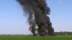 Kepulan asap hitam mengudara setelah sebuah pesawat milik korps marinir AS jatuh di jalur county Sunflower-Leflore, negara bagian Mississippi, Senin (10/7). Pesawat Hercules KC-130 itu difungsikan sebagai pengisi bahan bakar di udara. (Jimmy Taylor via AP