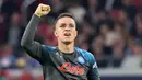 Giacomo Raspadori. Striker Italia berusia 22 tahun milik Sassuolo ini dipinjamkan ke sesama klub Liga Italia Napoli pada awal musim 2022/2023 dengan biaya 5 juta euro atau setara Rp82 miliar dengan durasi peminjaman selama satu tahun hingga akhir musim 2022/2023. Selama masa peminjaman bersama Napoli, kontribusinya mampu mengangkat Napoli yang sementara memuncaki klasemen Liga Italia. Napoli juga dibawanya maju ke fase gugur Liga Champions dan sukses menyumbang 4 gol dan 2 assist dari 5 laga di fase grup. (AFP/Francois Walschaerts)