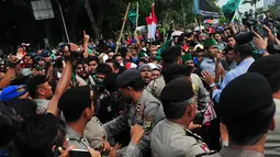 Unjuk rasa menolak kenaikan harga BBM memanas setelah mahasiswa sempat bersitegang dengan aparat kepolisian, Jakarta, Rabu (19/11/2014). (Liputan6.com/Johan Tallo) 