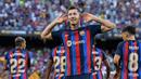 Pemain Barcelona, Robert Lewandowski melakukan selebrasi setelah mencetak gol ke gawang Real Valladolid pada laga Liga Spanyol 2022/2023 yang berlangsung di Stadion Camp Nou, Barcelona, 28 Agustus 2022. (AFP/Josep Lago)