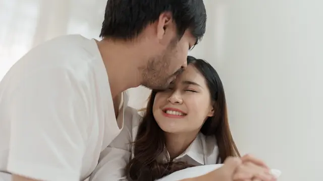 perempuan dan pasangan oktober cinta yang tulus
