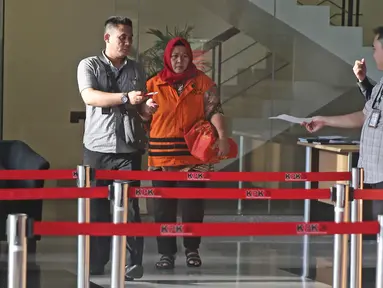 Tersangka Panitera PN Tangerang, Tuti Atika mengenakan rompi oranye seusai menjalani pemeriksaan di gedung KPK, Jakarta, Senin (2/4). Tuti kembali diperiksa sebagai saksi untuk tersangka Hakim Wahyu Widya Nurfitri. (Liputan6.com/Herman Zakharia)