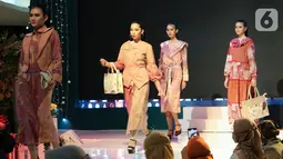 Model berjalan di catwalk pada Ecoprint Fashion Week 2022 di The Plaza Semanggi, Jakarta, Rabu (06/4/2022). Kegiatan yang sejalan dengan komitmen Lippo Malls Indonesia (LMI) mendukung UMKM kembali berkreasi dengan produk unggulan yang berfokus pada kelestarian lingkungan. (Liputan6.com/Fery Pradolo)