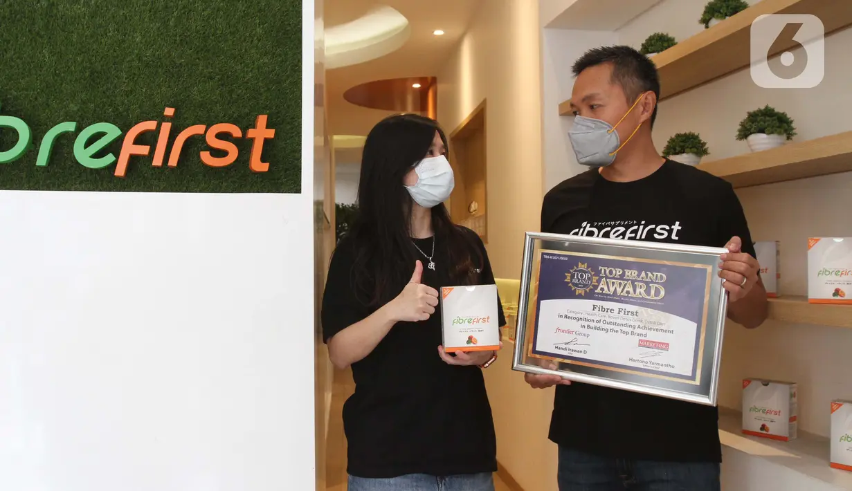 CEO PT. Kobe Nutri Farma (Fibrefirst) Benny Winata (kanan) dan Head of  Marketing Novita Apriani pada acara penghargaan di Jakarta, Selasa (31/8/2021). Selain itu Fibrefirst juga mendapat penghargaan Top Brand Award untuk kategori healthy diet suplemen dengan TBI 47,2%. (Liputan6.com/HO/Fibrefirst)