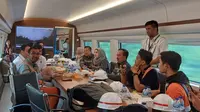 Staf Khusus Menteri sekaligus Juru Bicara Kementerian BUMN, Arya Sinulingga mencoba Kereta Cepat Jakarta Bandung dari Km 14 Bekasi Timur menuju Stasiun Tegalluar, Minggu (25/6/2023). Maulandy/Liputan6.com)