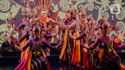 Sejumlah seniman tampil dalam pagelaran Sabang Merauke Premier With Live Perfomance di Djakarta Theater, Kamis (2/6/2022). Peringatan Hari Kelahiran Pancasila pada 1 Juni, Pagelaran Sabang-Merauke di harapkan dapat memberikan sumbangsih melestarikan dan mengenalkan kekayaan seni budaya bangsa kepada masyarakat Indonesia. (Liputan6.com/Faizal Fanani)