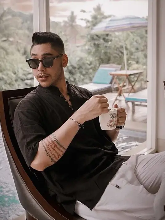 Krisjiana tampaknya cukup rajin latihan di gym untuk membentuk tubuh. Terbukti badannya kian bidang dan atletis. (Instagram @krisjianabah)