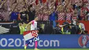 Kiper Kroasia, Danijel Subasic, merayakan kemenangan atas Spanyol pada laga Grup D Piala Eropa 2016 di Stade Mahmut-Atlantique, Bordeaux, Rabu (22/6/2016) dini hari WIB. (AFP/Loic Venance)