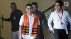 Tersangka penyuap hakim PT Sulawesi Utara Sudiwardono, Aditya Anugrah Moha (kedua kiri) usai menjalani pemeriksaan lanjutan di Gedung KPK, Jakarta, Kamis (14/12). Aditya resmi ditahan KPK pada 8 Oktober 2017 lalu. (Liputan6.com/Helmi Fithriansyah)