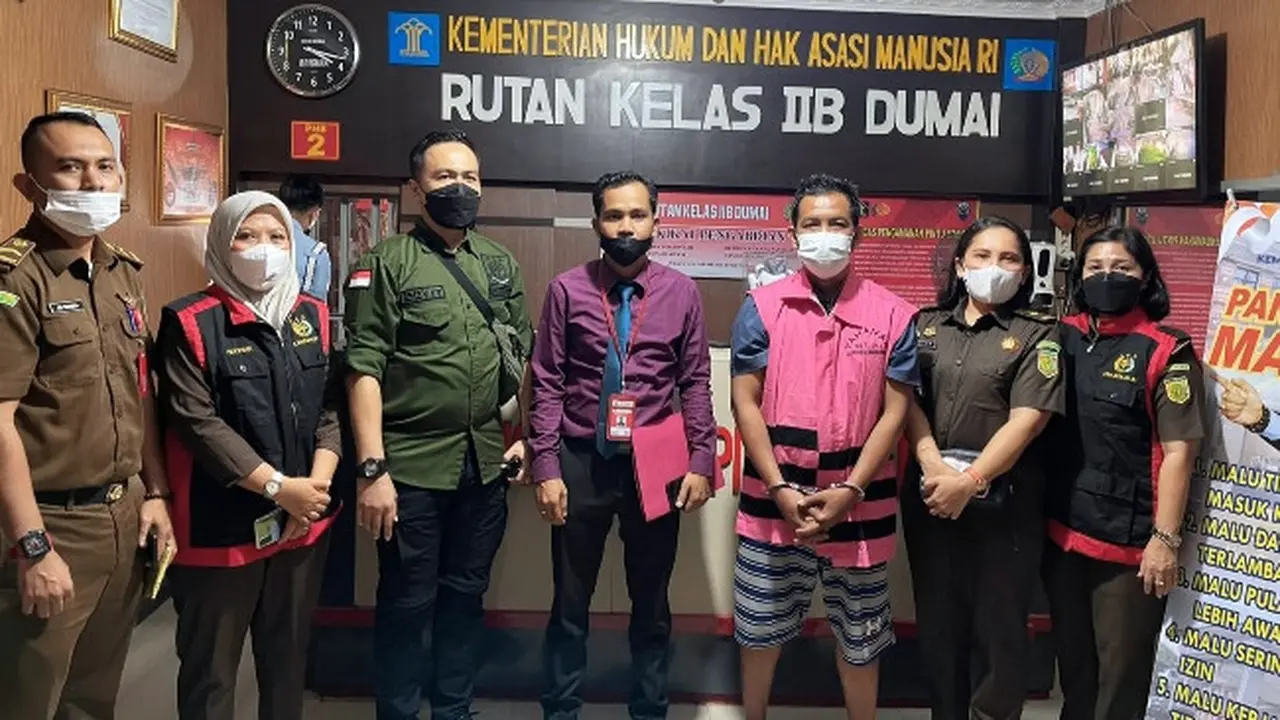 Tersangka korupsi zakat Dumai (baju tahanan) sebelum dijebloskan ke penjara.