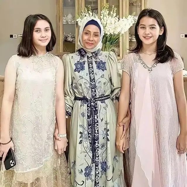 Ibunda Tuding Sandrinna Michelle Telah Dicuci Otak, Ini 8 Momen Kedekatan Keduanya
