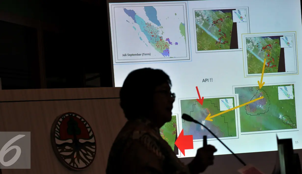 Menteri LHK, Siti Nurbaya memberi penjelasan saat Konferensi Pers di Kementrian LHK, Jakarta, Jumat (18/9/2015). Sepuluh perusahaan menjadi tersangka dalam pembakaran hutan yang menyebabkan terjadinya kabut asap. (Liputan6.com/Johan Tallo)