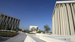 (Dari kiri ke kanan), tiga rumah ibadah, Sinagoge Moses Ben Maimon, Masjid Imam al-Tayeb dan Gereja Santo Fransiskus dari Assisi, di Rumah Keluarga Ibrahim, di Abu Dhabi, Uni Emirat Arab, Selasa (21/2/2023). Sebuah kompleks baru, diberi nama The Abrahamic Family House, didirikan di tepi Teluk Persia, di ibu kota Uni Emirat Arab, yang di dalam kompleks tersebut terdapat gereja Katolik, sinagog Yahudi, dan masjid Islam. (AP Photo/Kamran Jebreili)