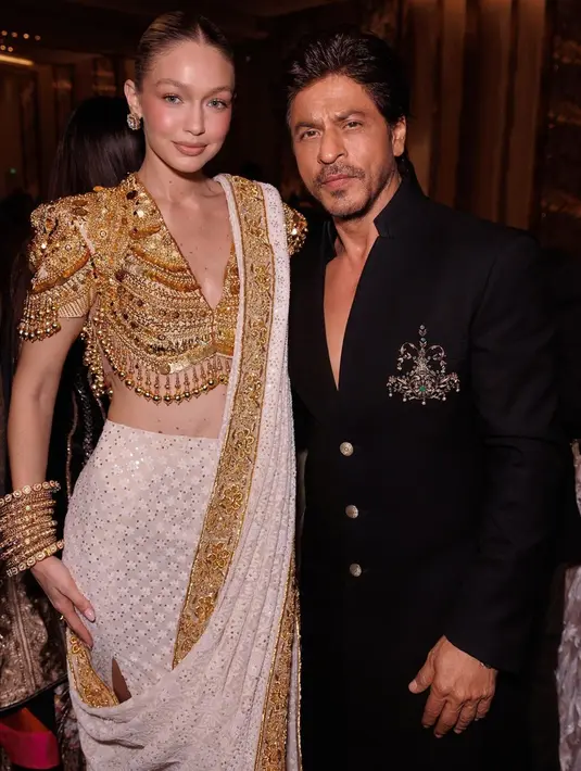 Potret Gigi bersama Shah Rukh Khan yang diunggahnya di Instagram pun sempat menghebohkan India. Acara hari ke-2 NMACC itu berlangsung mewah. Dalam upacara pembukaan itu dapat disaksikan selebritas nasional dan internasional terkenal menghiasi karpet merah untuk pameran India In Fashion. (Liputan6.com/IG/@gigihadid)