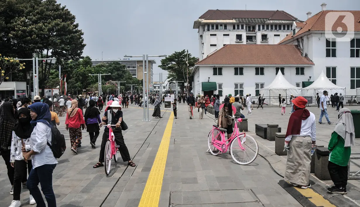 Pengunjung saat mendatangi Festival Batavia Kota Tua, Jakarta, Minggu (28/8/2022). Festival yang berlangsung hingga hari ini tersebut menampilkan sejumlah kesenian tradisional maupun modern dan memamerkan sejumlah produk UMKM di Jakarta sekaligus sebagai momentum diresmikannya wajah baru Kota Tua pasca direvitalisasi. (merdeka.com/Iqbal S Nugroho)