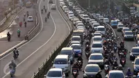 Kondisi arus lalu lintas di jalanan sekitar Terusan Casablanca, Kampung Melayu, Jakarta, Senin (18/7). Memasuki hari pertama masuk sekolah pasca libur Lebaran 2016, jalanan Jakarta kembali macet. (Liputan6.com/Johan Tallo)