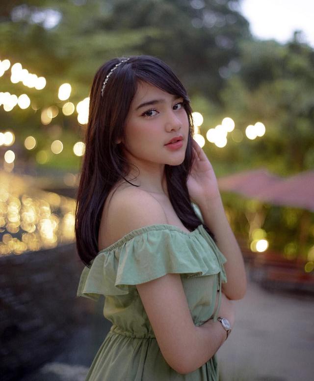 Kian memukau dengan poni, begini 6 potret model rambut panjang sebahu ala Davina Karamoy