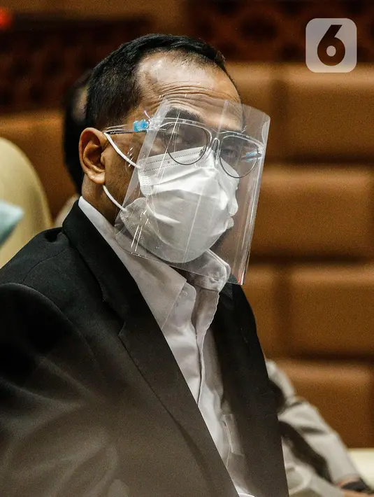 Menhub Budi Karya Sumadi mengikuti Rapat Kerja dengan Komisi V DPR, di kompleks Parlemen, Senayan, Jakarta, Rabu (1/7/2020). Kemenhub mencatat kendaraan keluar masuk wilayah Jabodetabek selama periode arus mudik dan balik Lebaran 2020 mengalami penurunan 70 persen. (Liputan6.com/Johan Tallo)