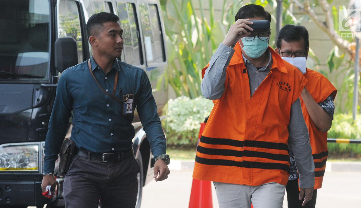 Anggota DPRD Kota Malang fraksi PAN Harun Prasojo memakai masker saat akan menjalani pemeriksaan di KPK, Jakarta, Senin (10/9). Harun diperiksa sebagai tersangka terkait kasus dugaan suap pembahasan APBD-P Pemkot Malang TA 2015. (Merdeka.com/Dwi Narwoko)