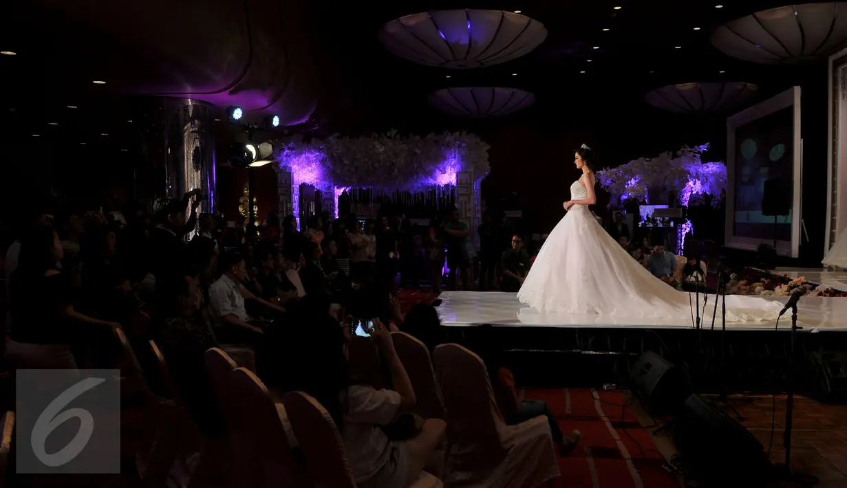 Suana saat fashion show gaun pengantin bertema "Wedding Open House" di Jakarta, (20/2). Pameran Fashion Show Wedding Open House ini di gelar dari tanggal 20 - 21 Februari 2016.(Liputan6.com/JohanTallo)