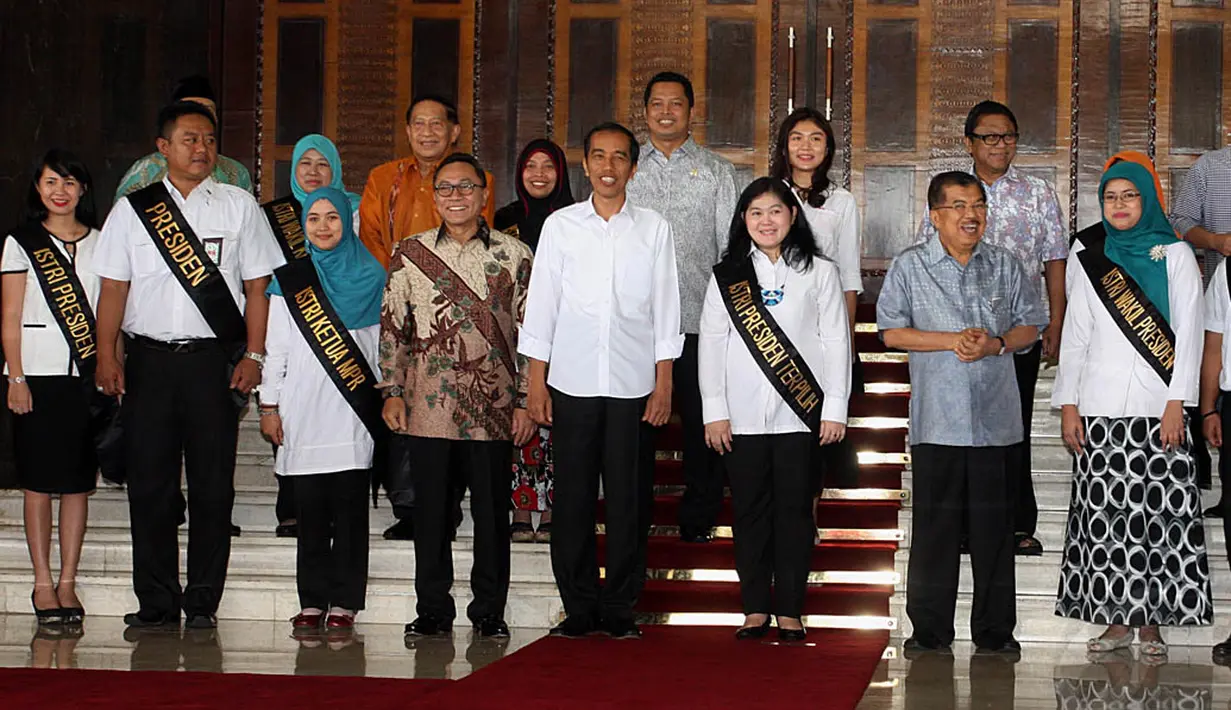 Para pemeran pengganti yang akan melakukan gladi resik telah bersiap memakai baju putih dengan selempang yang menunjukkan jabatan mereka, Jakarta, (19/10/14). (Liputan6.com/Johan Tallo)