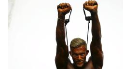 Binaragawan menarik alat berat melatih ototnya jelang kejuaraan binaraga Arnold Classic Europe di Madrid, Spanyol, Jumat (25/9/2015). (Reuters/Susana Vera)