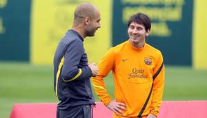 Pep Guardiola dan Lionel Messi saat di Barcelona (AFP/Miguel Ruiz)