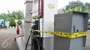 Mesin pompa solar yang diduga bercampur air dipasangi garis polisi di SPBU Jalan Juanda, Depok, Senin (14/11). SPBU itu disegel dan ditutup sementara karena salah satu pompa bahan bakar solarnya diduga bercampur air. (Liputan6.com/Yoppy Renato)