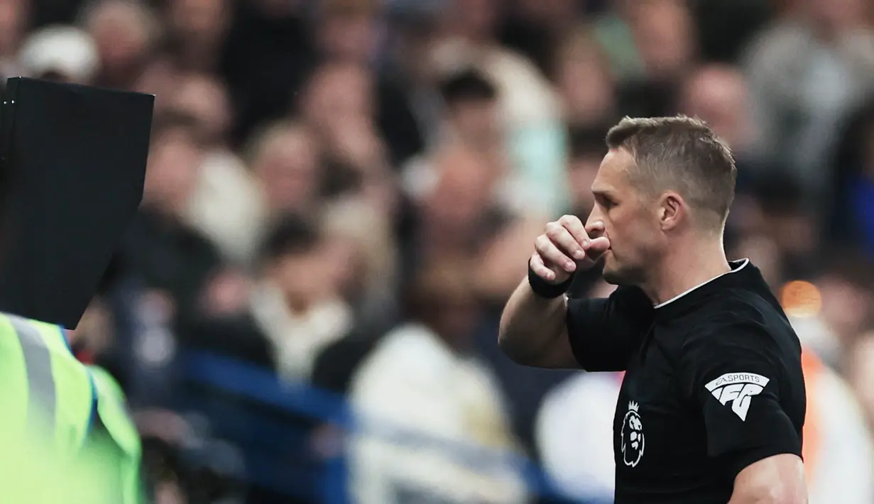Wasit membatalkan dua gol di laga ini. Pertama gol dari pemain Chelsea, Moises Caicedo dan gol pemain Tottenham Hotspur Pape Matar Sarr. (AP Photo/Ian Walton)