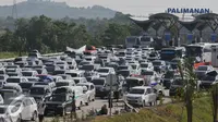 Usai keluar dari gerbang Tol Palimanan, para pemudik masih terjebak macet panjang, Jabar, Rabu (15/7/2015). H-2 Lebaran, ribuan kendaraan terjebak macet hingga 38 Km antara jalan tol Cipali hingga tol Palikanci. (Liputan6.com/Herman Zakharia)