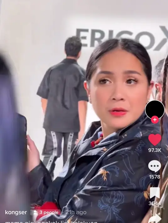 <p>Nagita Slavina berusaha mengontrol diri dengan mengajak ngobrol seseorang di sampingnya. (Foto: Instagram/ @uusbiasaaja via TikTok)</p>
