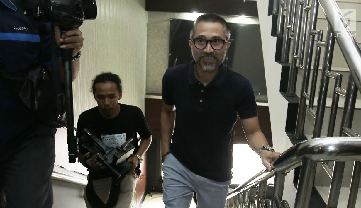 Aktor Lukman Sardi menaiki tangga menuju ruang tahanan Polres Jakarta Selatan, Jumat (4/8). Lukman yang datang sendiri itu memberikan dukungan moril kepada Tora Sudiro yang ditahan terkait dugaan kepemilikan 30 butir Dumolid (Liputan6.com/Herman Zakharia)