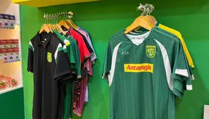 Jersey Persebaya 2004 Hadir di Pekan Raya Jatim, Bonek Bisa Bernostalgia