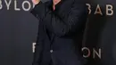 Aktor Brad Pitt berpose untuk fotografer setibanya pada acara premiere film Babylon di Paris, Prancis, 14 Januari 2023. Bintang Bullet Train ini berperan sebagai aktor terkenal Jack Conrad yang dikenal dengan gaya hidup penuh pesta, banyak pernikahan, perselingkuhan, dan perceraian. (AP Photo/Michel Euler)
