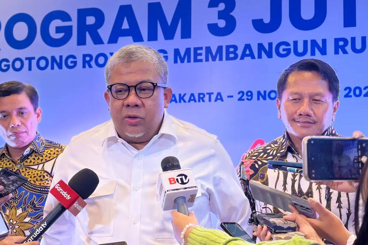 Wakil Menteri Perumahan dan Kawasan Permukiman (PKP)  Fahri Hamzah usai dialog  Percepatan Penyaluran Program 3 Juta Rumah, di Jakarta, Jumat (29/11/2024). (Tira/Liputan6.com)