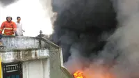 Kebakaran Gudang Barang di Pulogadung, 20 unit mobil pemadam dikerahkan (Nanda Perdana Putra/Liputan6.com)  