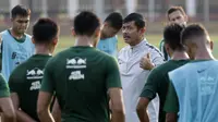 Pelatih Timnas Indonesia U-23, Indra Sjafri, saat latihan jelang SEA Games 2019 di Lapangan ABC, Senayan, Jakarta, Kamis (3/10). Latihan kali ini Timnas fokus dalam memperbaiki taktik dalam bertahan. (Bola.com/M Iqbal Ichsan)