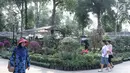 Pengunjung melihat-lihat tanaman yang dijual dalam pameran Flora dan Fauna 2018 di Taman Lapangan Banteng, Jakarta, Selasa (21/7). Pameran menampilkan berbagai jenis tanaman dan hewan. (Liputan6.com/Immanuel Antonius)