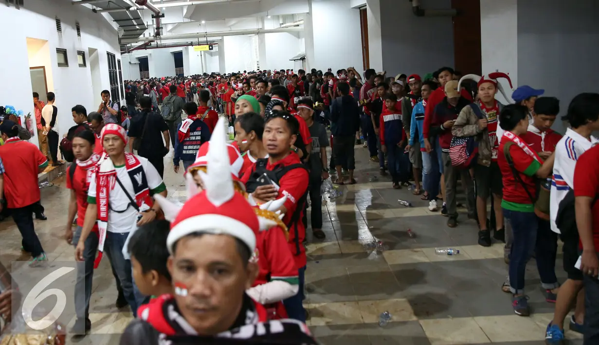 Suasana pendukung Tim Nasional Indonesia saat di stadion Pakansari, Bogor, Rabu (14/12). Walau hujan, pendukung tetap datang untuk menyaksikan Tim Nasional Indonesia bertanding melawan Thailan di Babak Final Piala AFF 2016. (Liputan6.com/Johan Tallo)