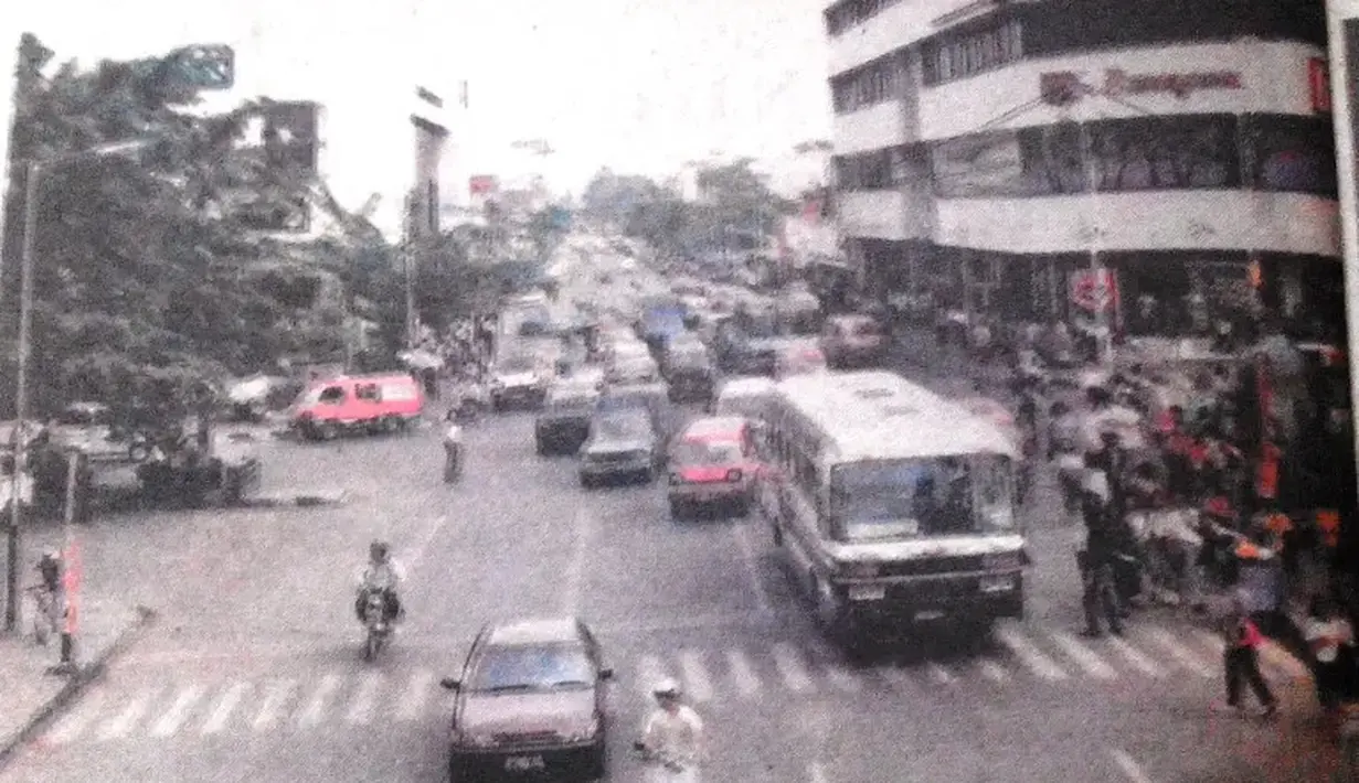 Jalanan Bandung yang padat di era 1990an. (Source: kangope.wordpress.com)