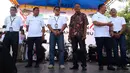 Direksi Sinergi empat BUMN bersama Asisten III Sekda Sumba Timur Ishak Raga Koda saat Natal bersama dan bantuan CSR Sinergi BUMN di Kota Waingapu, Sumba Timur, Sabtu (15/12). BUMN kembali bersinergi meningkatkan kehidupan sosial. (Liputan6.com/JohanTallo)