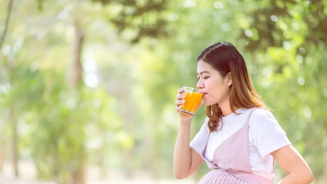 minum jus jeruk