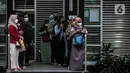 Calon penumpang menunggu bus di halte Transjakarta kawasan Jalan Thamrin, Jakarta, Selasa (17/5/2022). Presiden Joko Widodo atau Jokowi mengumumkan kebijakan pelonggaran penggunaan masker karena situasi pandemi COVID-19 di Indonesia sudah menunjukkan perbaikan. (Liputan6.com/Faizal Fanani)