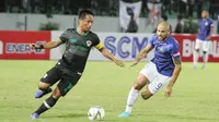 Kapten Kalteng Putra, I Gede Sukadana (kiri), mencoba melewati hadangan striker PSIS, Claudir Marini, pada laga Piala Presiden 2018, Minggu (10/3/2019).  (Bola.com/Vincentius Atmaja)