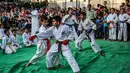 Anak-anak Palestina menunjukkan keterampilannya selama upacara promosi Karate di sebuah pusat olahraga di kamp Rafah untuk pengungsi Palestina di Jalur Gaza selatan (20/9/2019). (AFP Photo/Said Khatib)