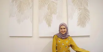 Memutuskan berhijab dan konsisten dalam menjalaninya, bukan lah hal yang mudah. Hingga kini, Cut Meyriska pun terus beusaha untuk bisa konsisten. Bahkan ia rela menolak tawaran pekerjaan jika mengharuskannya melepas hijab tersebut. (Instagram/cutratumeyriska)