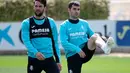 <p>Gelandang Villarreal, Alfonso Pedraza (kiri) dan Manuel Trigueros melakukan pemanasan saat mengikuti sesi latihan di tempat latihan Ciutat Esportiva Vila-Real di Vila-Real , Spanyol, Selasa (26/4/2022). Villarreal akan bertanding melawan wakil Inggris, Liverpool pada leg pertama semifinal Liga Champions. (AFP/Jose Jordan)</p>