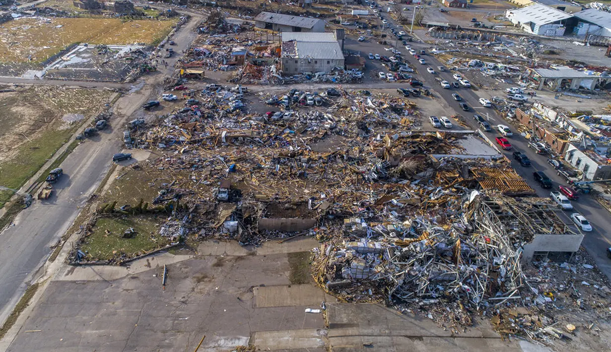Sejumlah bangunan hancur setelah diterjang tornado di Mayfield, Kentucky, Amerika Serikat, 11 Desember 2021. Badai dahsyat yang menghancurkan sebagian AS terjadi pada 11 Desember 2021. (Ryan C. Hermens/Lexington Herald-Leader via AP)