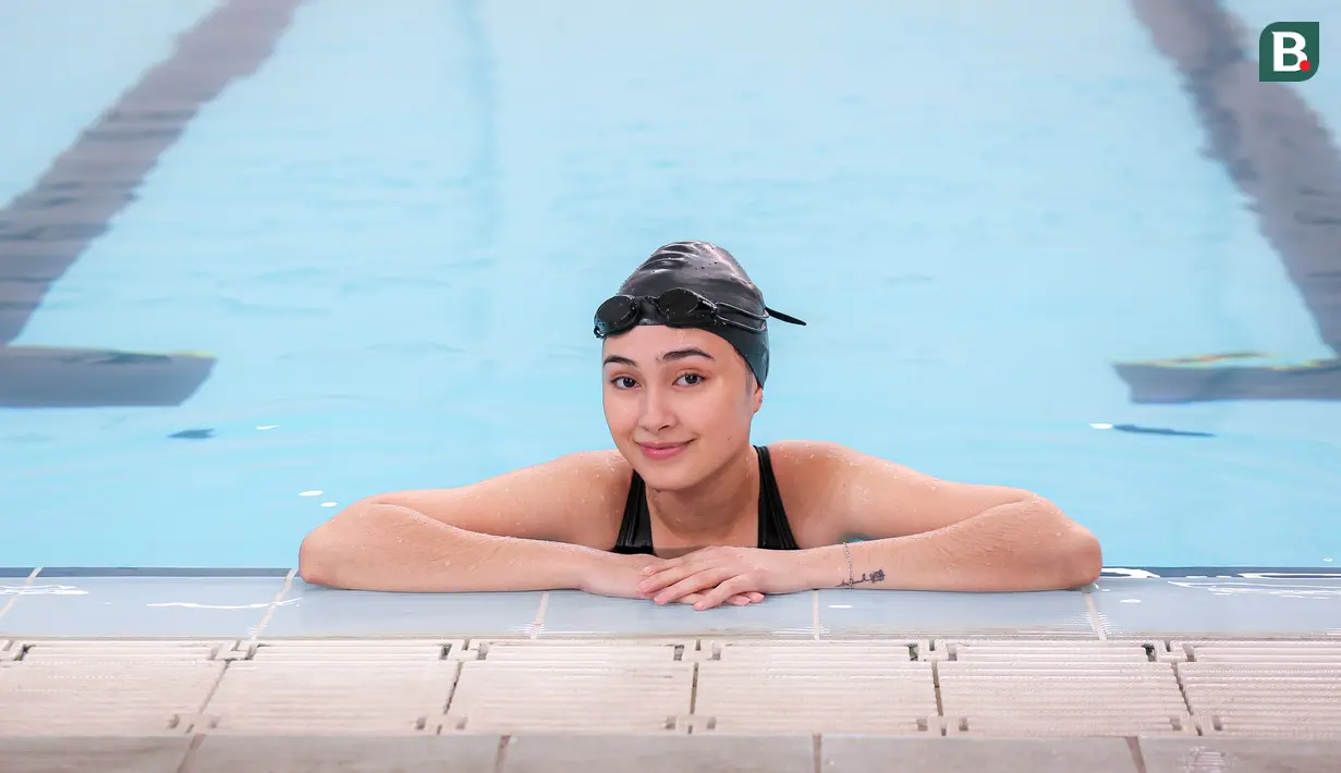 Selebritas Indonesia, Caitlin Halderman berpose saat melakukan pendinginan setelah berkompetisi dalam cabang olahraga renang nomor gaya bebas 50 meter Turnamen Olahraga Selebriti Indonesia (TOSI) Season 3 yang berlangsung di PPOP Ragunan, Jakarta Selatan, Sabtu (19/10/2024). (Bola.com/Bagaskara Lazuardi)